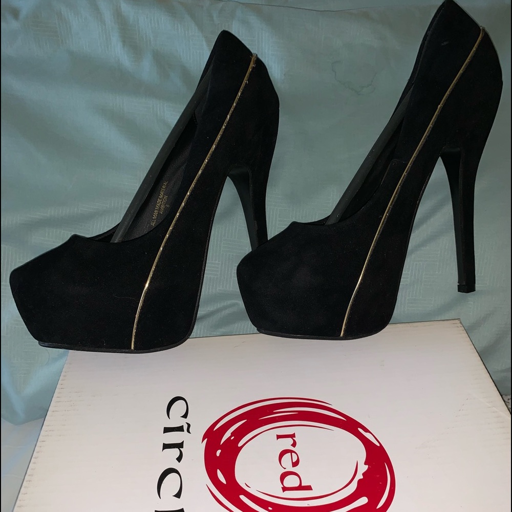 NEW‼️Red Circle High Black and Gold Strip Pumps